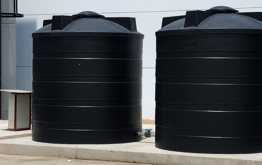 Zwarte drinkwatertanks